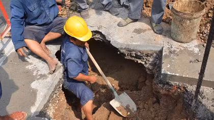Mặt đường thành hố sâu hơn 1m giữa trung tâm Sài Gòn