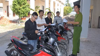Công nhân nghèo vui mừng nhận lại xe máy bị mất trộm