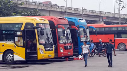 Xăng dầu giảm giá mạnh, doanh nghiệp vẫn... làm ngơ việc giảm giá
