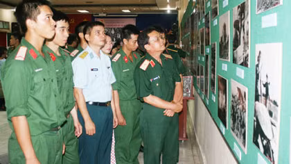 Triển lãm ‘Sáng mãi phẩm chất bộ đội Cụ Hồ’