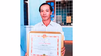 Tặng Bằng khen của Bộ Công an cho một giáo dân tiêu biểu