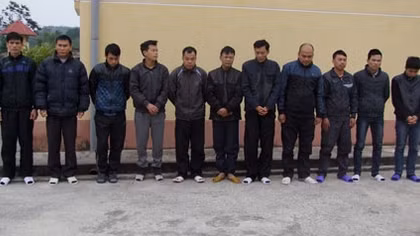 Bắt quả tang 11 con bạc đang sát phạt nhau