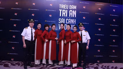 Thay thế toàn bộ đội máy bay thân rộng bằng hai dòng máy bay mới từ năm 2015