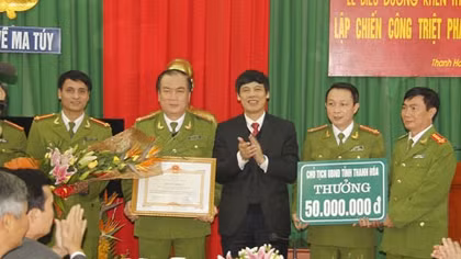 Khen thưởng thành tích triệt phá 2 đường dây vận chuyển 23 bánh heroin từ Lào về Thanh Hóa
