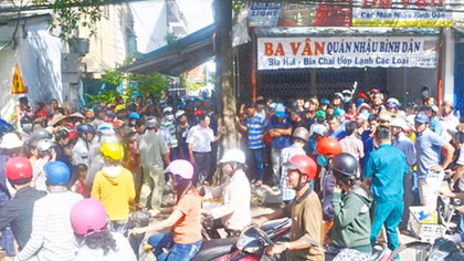 Giao thông ùn tắc chỉ vì thùng bìa carton bí ẩn