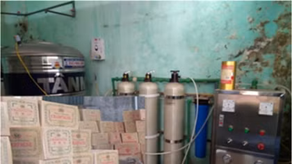 Kinh hãi phát hiện dây chuyền sản xuất cùng 5.000 thùng rượu rởm giữa trung tâm Hà Nội 