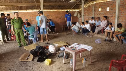 Đột kích trường gà, 36 con bạc đang say sưa sát phạt