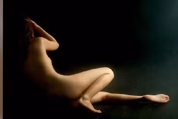 Bộ Tư pháp vào cuộc xung quanh qui định cấm người đẹp chụp ảnh nude