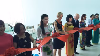 Đặt tượng cố Thủ tướng Thụy Điển tại Bệnh viện Nhi Trung ương