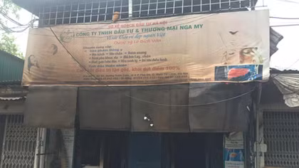 Cảnh sát cơ động dập tắt đám cháy ở kho hàng không có người trông giữ