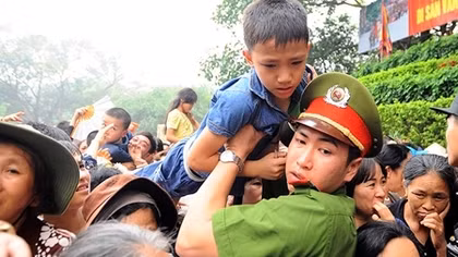 Lực lượng Công an "giải cứu" hàng trăm cháu bé trong biển người chờ dâng lễ đền Hùng