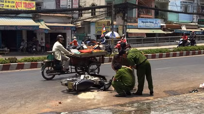 2 cô gái bị tạt axit giữa đường 