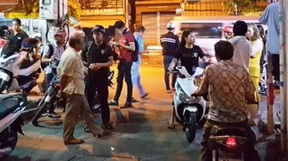 Nổ súng, ném lưu đạn gây náo loạn khu phố