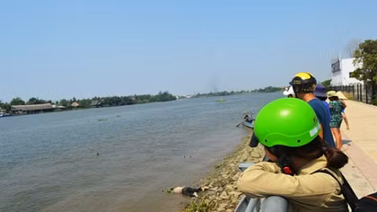 Hoảng hốt phát hiện thi thể tấp vào ghe