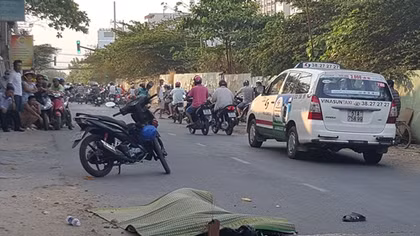 Đánh nhau lăn xuống đường bị xe cán tử vong