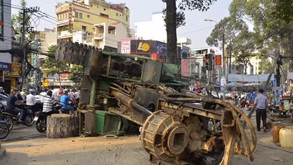 Xe khoan cọc lật đè đứt 200m hệ thống cáp viễn thông