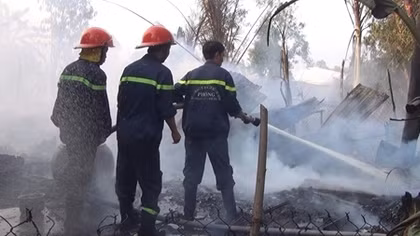 Rơi tàn thuốc cháy bãi phế liệu, cháy luôn nhà dân