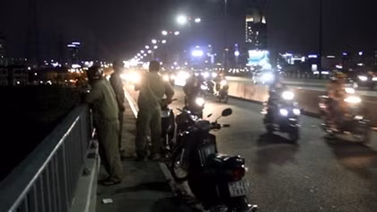 Đang tìm kiếm nam thanh niên dừng xe nhảy cầu Sài Gòn