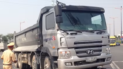 Hai cô gái thoát chết ngoạn mục sau khi bị xe ben cuốn vào gầm