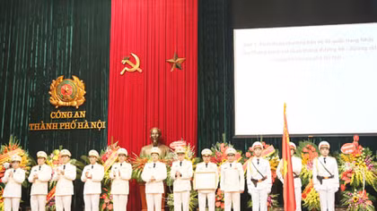 CSGT Công an TP Hà Nội đón nhận Huân chương bảo vệ Tổ quốc hạng Nhất