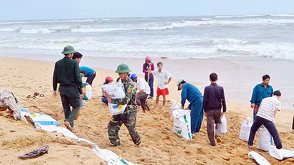 Bộ đội biên phòng Phú Yên giúp dân ngăn chặn triều cường