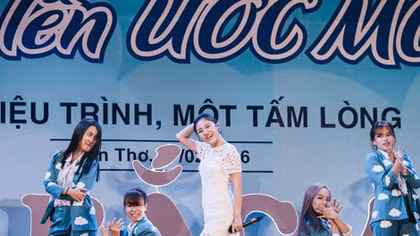 Khán giả nhí thích thú vì sự thân thiện của Văn Mai Hương