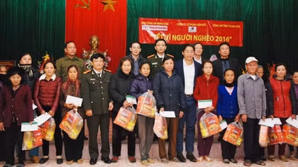 Trao quà Tết, gieo lòng nhân ái 