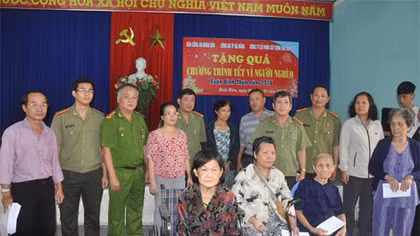 “Tết vì người nghèo” đến với những gia đình khó khăn vùng ven Đà Nẵng 