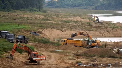 Dân bị "đầu gấu" đe dọa vì dám ngăn doanh nghiệp khai thác cát gây ô nhiễm