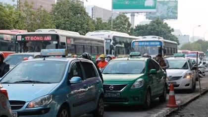 Người dân ùn ùn trở lại thành phố sau nghỉ lễ 
