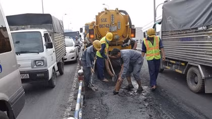 Truy tìm xe tải ‘làm rơi’ bùn thối xuống mặt cầu Chánh Hưng