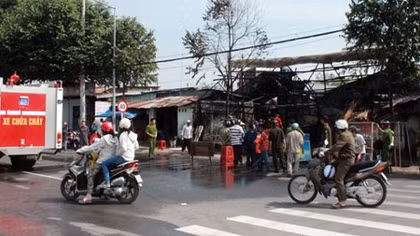 Khách hàng tá hỏa vì quán cơm bị cháy