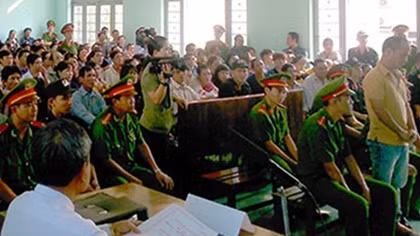 Tạm hoãn phiên tòa vì bị cáo bất ngờ… ‘câm điếc’
