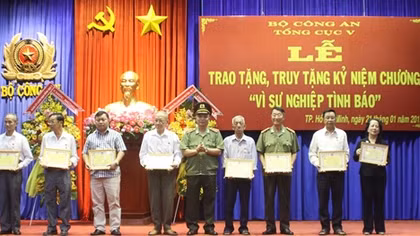 Trao tặng Kỷ niệm chương cho các cán bộ điệp báo An ninh miền Nam