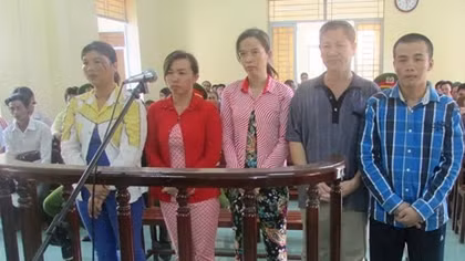 Phạt tù 3 “quý bà” đánh bạc ăn tiền