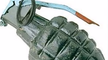 Đem lựu đạn giả đến dọa nổ tung nhà người yêu