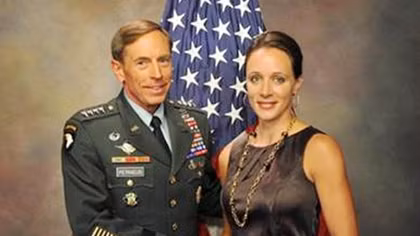 Cựu Giám đốc CIA David Petraeus: Thân bại danh liệt vì người đẹp