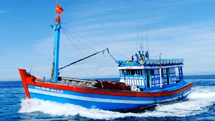Tàu đánh cá và 12 ngư dân Bình Định lâm nạn ngoài khơi