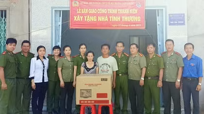 Xây tặng nhà tình thương cho hộ nghèo