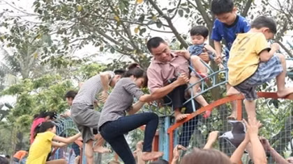 Tắm "trèo rào" hay câu chuyện tranh giành của người Việt