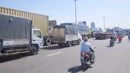 Tài xế bức xúc trước tình trạng kẹt xe ở khu vực trạm thu phí cầu Đồng Nai