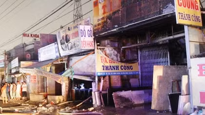 Cháy lớn trong đêm, 3 căn nhà bị hư hỏng nặng