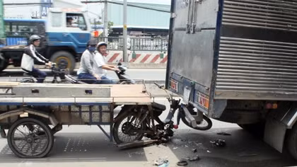 Tử vong sau khi lao xe lôi tự chế vào đuôi xe tải