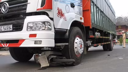 Nữ sinh may mắn thoát nạn sau khi bị cuốn dưới gầm xe tải
