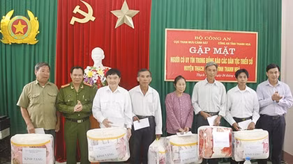 Gặp mặt, tặng quà cho những người có uy tín 