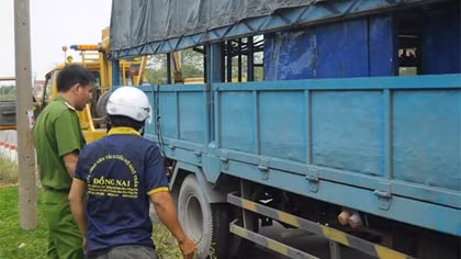 Chặn xe tải bỏ chạy sau khi cán chết người