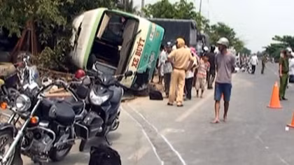 Hàng chục người kêu cứu trong xe buýt lật nhào