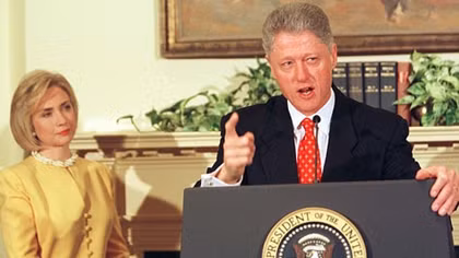 Bà Hillary Clinton đối mặt với bê bối ái tình của chồng như thế nào?