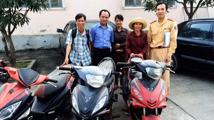 Vui mừng nhận lại xe máy sau nhiều năm bị mất trộm