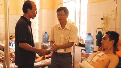 Báo CAND thăm hỏi, tặng quà hai chiến sỹ Công an bị thương